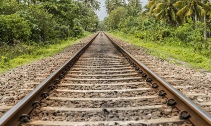 রেললাইনের নিচে ছোট ছোট পাথর বিছানো থাকে কেন?